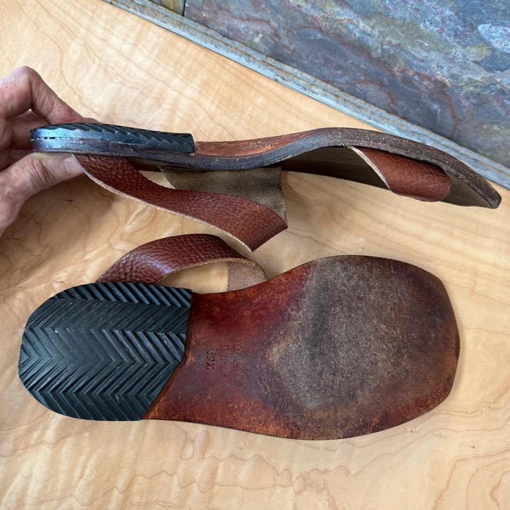 Cydwoq Hillary style sandal, brown pebbled leather, handmade in USA, 39.5 (9.5) - Picture 11 of 16